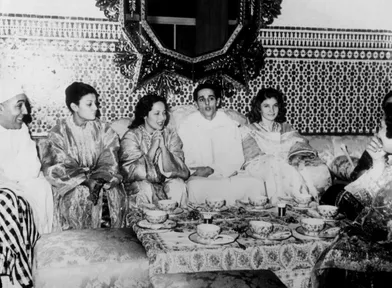 La princesse Lalla Malika du Maroc avec son mari Mohamed Cherkaoui, ses sœurs les princesses Lalla Aïcha et Lalla Fatima, son frère le prince Moulay Abdallah et son épouse la princesse Lalla Lamia à Rabat, le 13 novembre 1961
