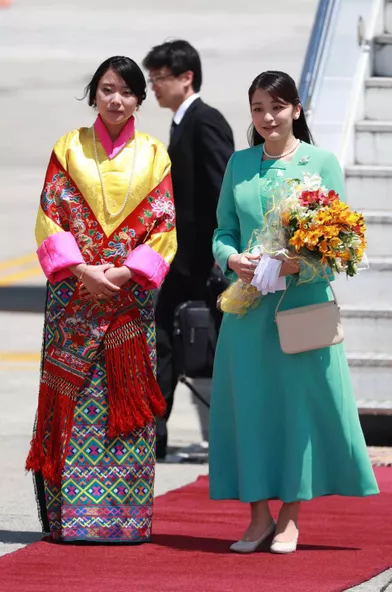 La princesse Mako du Japon avec la princesse Euphelma du Bhoutan à son arrivée à Paro, le 1er juin 2017