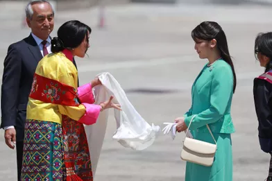 La princesse Mako du Japon avec la princesse Euphelma du Bhoutan à l'aéroport de Paro, le 1er juin 2017