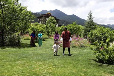 La princesse Mako du Japon avec le roi et la reine du Bhoutan et leur fils à Thimphou, le 1er juin 2017