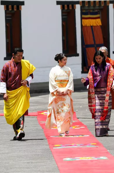 La princesse Mako du Japon avec le roi et la reine du Bhoutan à Thimphou, le 1er juin 2017
