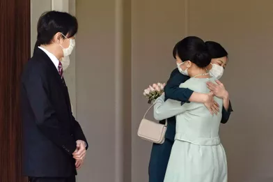 La princesse Makodu Japon et sa jeune sœur la princesse Kako, à Tokyo le 26 octobre 2021