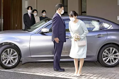 La princesse Makodu Japon quitte ses parents le prince Fumihito d'Akishino et la princesse Kiko et sa sœur la princesse Kako, à Tokyo le 26 octobre 2021