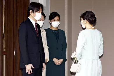 La princesse Mako du Japonavec ses parents le prince Fumihito d'Akishino et la princesse Kiko et sa sœur la princesse Kako, à Tokyo le 26 octobre 2021