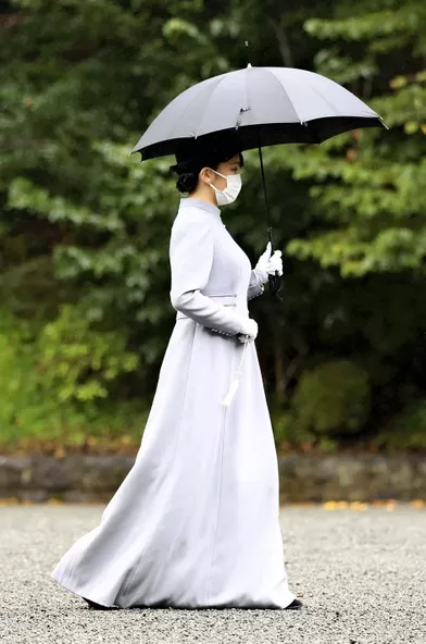 La princesse Mako du Japon, vêtue d'une longue robe grise, au cimetière impérial Musashi à Hachioji, le 12 octobre 2021