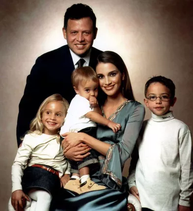 La princesse Salma de Jordanie avec ses parents, son frère et sa soeur aînés, le 1er décembre 2001