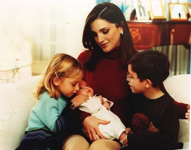 La reine Rania de Jordanie avec le prince Hussein et les princesses Iman et Salma, le 20 octobre 2000