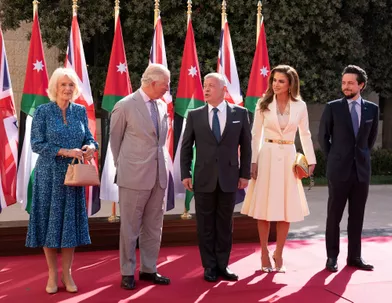 La reine Rania, le roi Abdallah II et le prince héritier Hussein de Jordanie avec le prince Charles et la duchesse de Cornouailles Camilla à Amman, le 16 novembre 2021