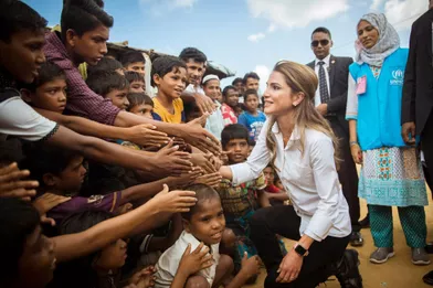La reine Rania de Jordanie avec des Rohingyas dans le camp de réfugiés de Kutupalong au Bangladesh, le 23 octobre 2017