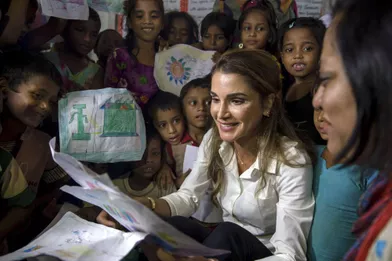 La reine Rania de Jordanie avec des enfants dans un camp de réfugiés au Bangladesh, le 23 octobre 2017