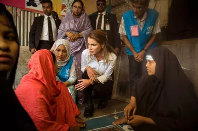 La reine Rania de Jordanie avec des Rohingyas dans un camp de réfugiés au Bangladesh, le 23 octobre 2017