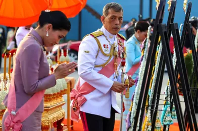 Le roi Maha Vajiralongkorn de Thaïlande et sa femme la reine Suthida à Bangkok, le 22 octobre 2019