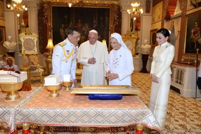 Le roi Maha Vajiralongkorn (Rama X) et la reine Suthida de Thaïlande avec le pape François et sa cousine Sœur Ana Rosa Sivori à Bangkok, le 21 novembre 2019