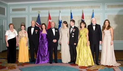 La présidente finlandaise Tarja Halonen, le roi Harald V et la reine Sonja de Norvège, le roi Carl XVI Gustaf et la reine Silvia de Suède, la princesse Mary et le prince Frederik du Danemark, le président de la République d’Islande Olafur Grimsson, son épouse Dorrit Moussaieff et la princesse Madeleine de Suède ont assisté à la soirée de gala organisée pour le centenaire de la Fondation americano-scandinave. La somptueuse soirée s’est déroulée à l'hôtel Hilton de New York.