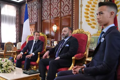 Le roi Mohammed VI du Maroc et son fils le prince Moulay El Hassan avec Emmanuel Macron à Rabat, le 14 juin 2017