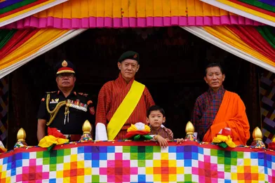 La roi du BhoutanJigme Khesar Namgyel Wangchuckavec son fils aîné et héritier le princeJigme NamgyelauCentre d'entraînement militaire (MTC) de Tencholing, le 19 août 2021