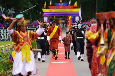 La roi du BhoutanJigme Khesar Namgyel Wangchuck avec son fils aîné et héritier le princeJigme NamgyelauCentre d'entraînement militaire (MTC) de Tencholing, le 19 août 2021