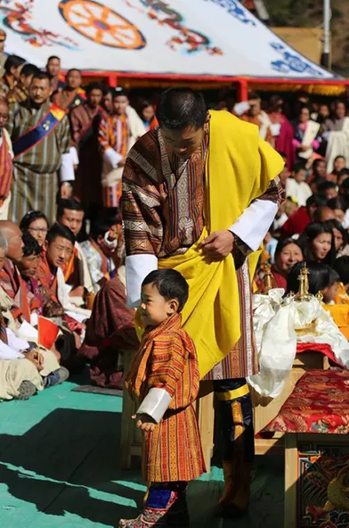 Le petit prince héritier du Bhoutan et son père le roi Jigme Khesar Namgyel Wangchuck à Haa, le 17 décembre 2017