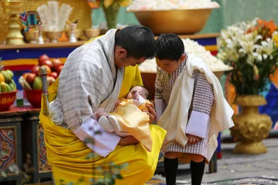Le roi du Bhoutan Jigme Khesar Namgyel Wangchuck avec ses deux fils à Thimphou, le 30 juin 2020
