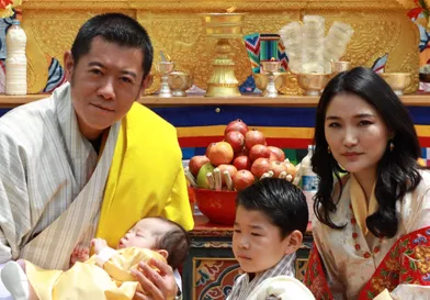 Le roi du Bhoutan Jigme Khesar Namgyel Wangchuck et la reine Jetsun Pema avec leurs deux fils, le 30 juin 2020 à Thimphou