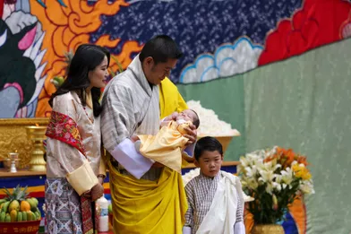 Le roi Jigme Khesar Namgyel Wangchuck du Bhoutan et la reine Jetsun Pema avec leurs deux fils à Thimphou, le 30 juin 2020