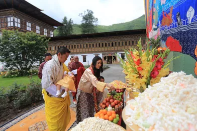 Le roi du Bhoutan Jigme Khesar Namgyel Wangchuck et la reine Jetsun Pema avec leurs deux fils à Thimphou, le 30 juin 2020