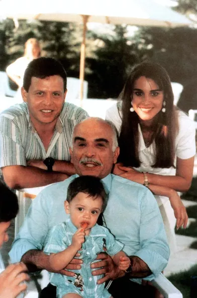 Le prince Hussein avec ses parents et son grand-père le roi Hussein de Jordanie, en 1995