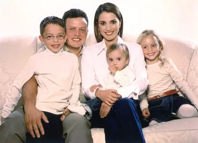 Le prince Hussein de Jordanie avec ses parents et ses deux soeurs, le 1er juin 2003