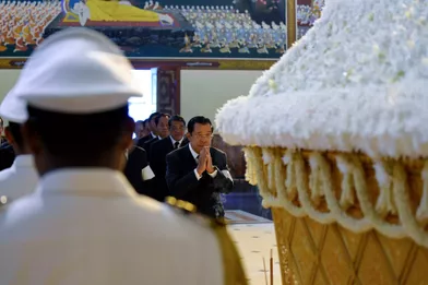 Le Premier ministre du Cambodge Hun Sen se recueille devant le cercueil de la princesse Buppha Devi, à Phnom Penh le 20 novembre 2019