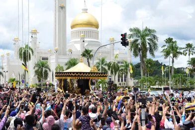 Défile dans le chariot royal lors du jubilé d'or des 50 ans de règne du sultan de Brunei Hassanal Bolkiah à Bandar Seri Begawan le 5 octobre 2017