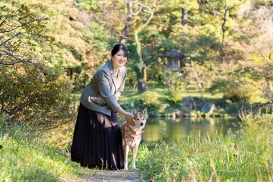 La princesse Aiko du Japon à Tokyo, le 14 novembre 2021, avec son chien Yuri. Photo diffusée le 1er décembre 2021 pour ses 20 ans