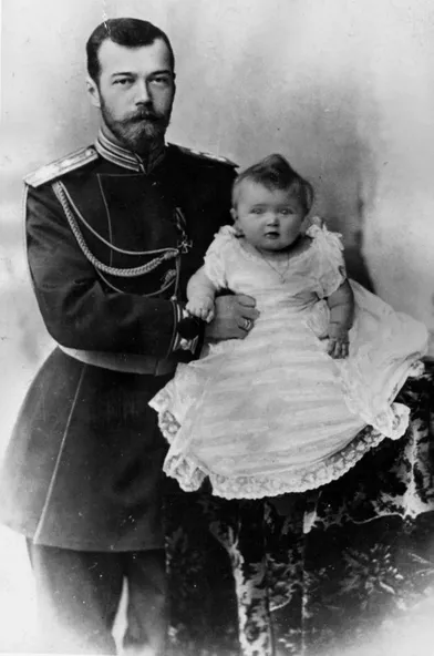 Le tsar de Russie Nicolas II avec la grande-duchesse Olga en 1895