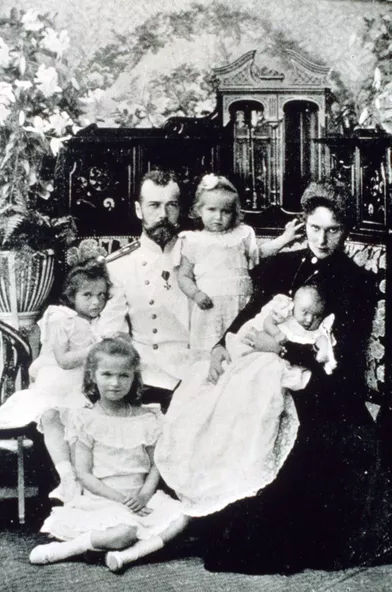 Le tsar de Russie Nicolas II avec sa femme et leurs filles en 1901