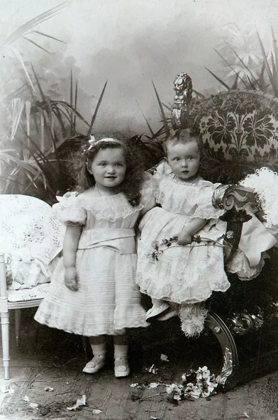 Les grandes-duchesses Olga et Tatiana de Russie. Photo non datée