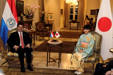 Mako représente avec charme Akihito au Paraguay