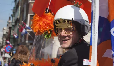 A quelques heures du couronnement de Willem-Alexander, la ville d’Amsterdam se met aux couleurs de la famille royale. Affiches sur les murs, guirlandes dans les rues et drapeaux aux fenêtres, la fête de mardi promet d’être belle.