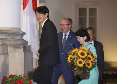 La princesse Kiko du Japon et le prince Fumihito d'Akishino à leur arrivée à Varsovie, le 28 juin 2019