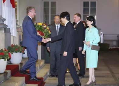 Le prince Fumihito d'Akishino et la princesse Kiko du Japon à leur arrivée à Varsovie, le 28 juin 2019