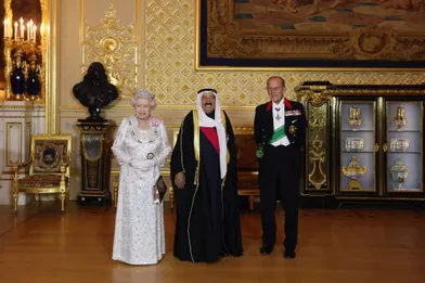 L'émir du Koweït, le cheikh Sabah al-Ahmad al-Sabah, avec la reine Elizabeth II et le prince Philip à Windsor, le 17 novembre 2012