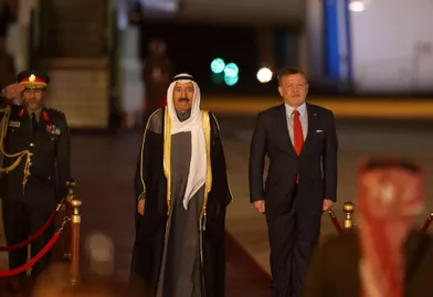 L'émir du Koweït, le cheikh Sabah al-Ahmad al-Sabah, avec le roi Abdallah II de Jordanie à Amman, le 28 mars 2017