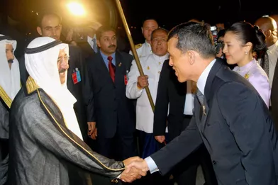 L'émir du Koweït, le cheikh Sabah al-Ahmad al-Sabah, avec le prince héritier Maha Vajiralongkorn de Thaïlande à Bangkok, le 11 juin 2006
