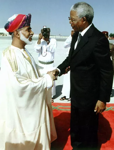 Le sultan Qaboos d'Oman avec le président sud-africain Nelson Mandela à Mascate, le 6 avril 1999