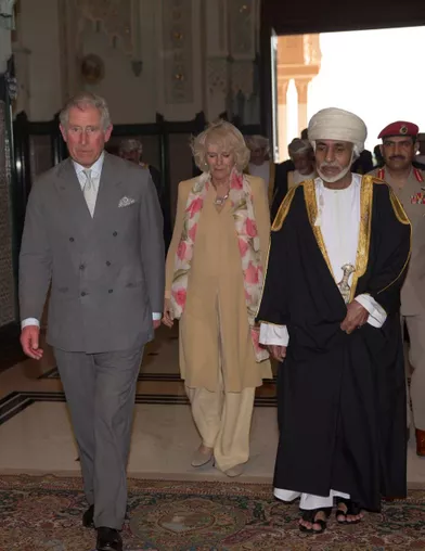 Le sultan Qaboos d'Oman avec le prince Charles d'Angleterre et sa femme la duchesse de Cornouailles Camilla à Mascate, le 17 mars 2013