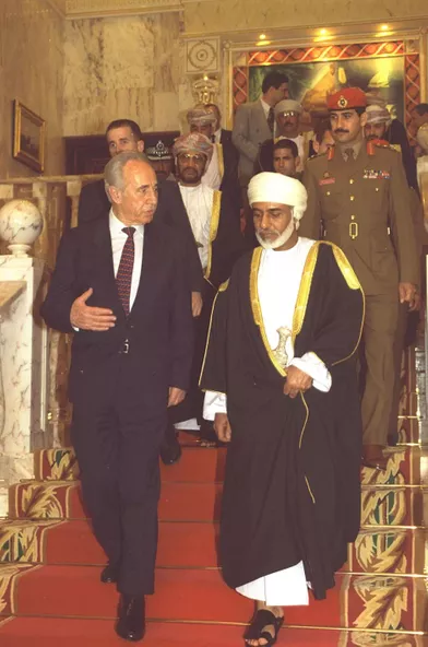 Le sultan Qaboos d'Oman avec le Premier ministre d'Israël Shimon Peres à Mascate, le 1er avril 1996