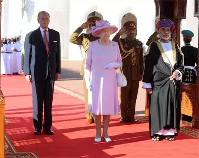 Le sultan Qaboos d'Oman avec la reine Elizabeth II et le prince Philip à Mascate, le 26 novembre 2010