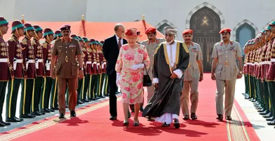 Le sultan Qaboos d'Oman avec la reine Elizabeth II et le prince Philip à Mascate, le 28 novembre 2010