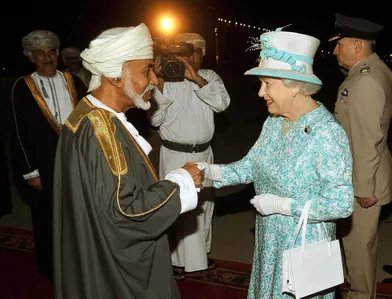Le sultan Qaboos d'Oman avec la reine Elizabeth II à Mascate, le 25 novembre 2010