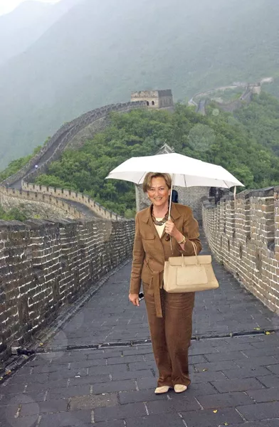 La reine des Belges Paola sur la Grande Muraille de Chine, le 5 juin 2005