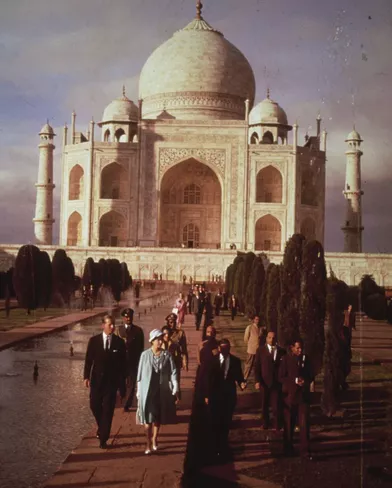 La reine Elizabeth II et le prince Philip au Taj Mahal à Agra en Inde, en janvier 1961