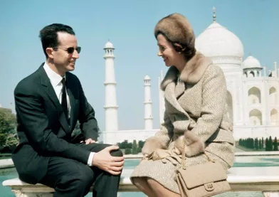 La reine Fabiola et le roi des Belges Baudouin au Taj Mahal à Agra en Inde, en février 1970